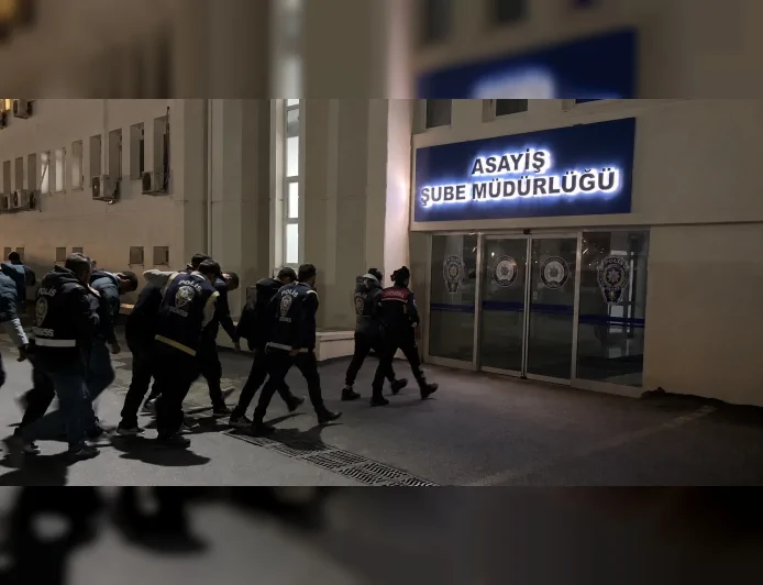 İçişleri Bakanlığı: “17 İlde Düzenlenen Operasyonlarda 985 Milyon TL’yi Aşkın Dolandırıcılık Tespit Edildi, 503 Şüpheli Yakalandı”