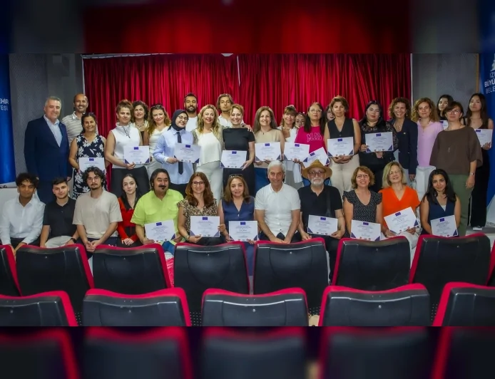 İzmir Gazeteciler Cemiyeti eğitim programını tamamlayan 82 gazeteci sertifika aldı