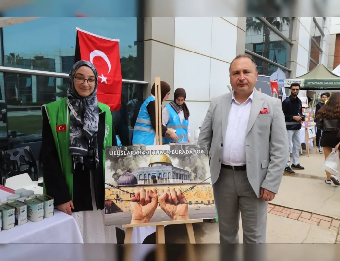 İzmir Bakırçay Üniversitesi’nde Filistin ve Doğu Türkistan İçin Hayır Çarşısı Düzenlendi