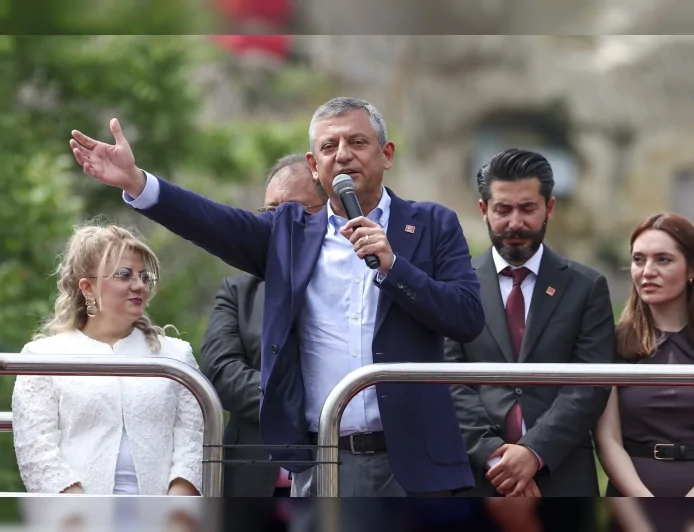 CHP LİDERİ ÖZGÜR ÖZEL: “PARTİMİZDEKİ YÜRÜYÜŞ ADALET İÇİN, ESAS YÜRÜYÜŞ TÜRKİYE’DE SANDIĞI GETİRMEK İÇİNDİR”