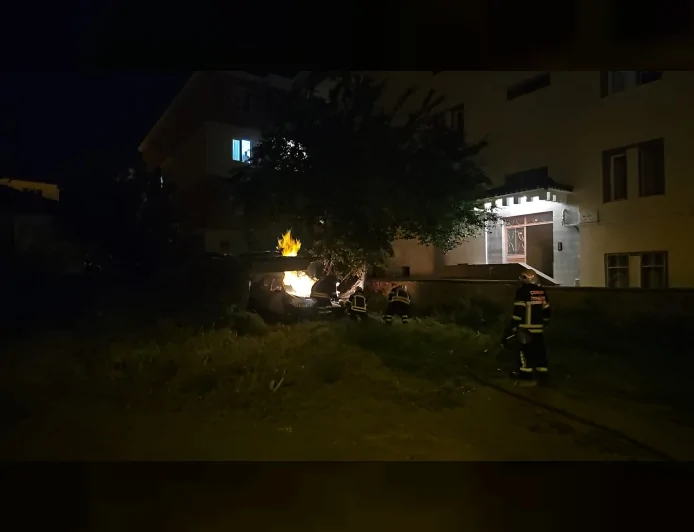 Çorum'da Park Halindeki Otomobil Alevlere Teslim Oldu Yangının Nedeni Araştırılıyor