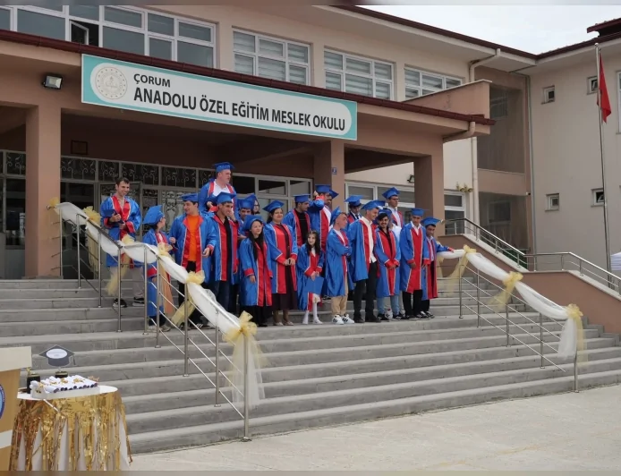 Çorum Anadolu Özel Eğitim Meslek Okulunda Mezuniyet Töreni Duygusal ve Gurur Dolu Anlara Sahne Oldu