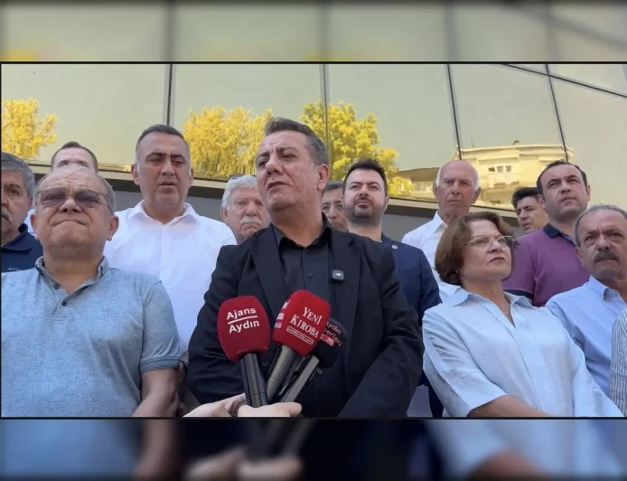 Efeler Belediye Başkanı Anıl Yetişkin’in Meclise Mikrofonla Girişine Zabıta Müdahalesi Tartışma Yarattı
