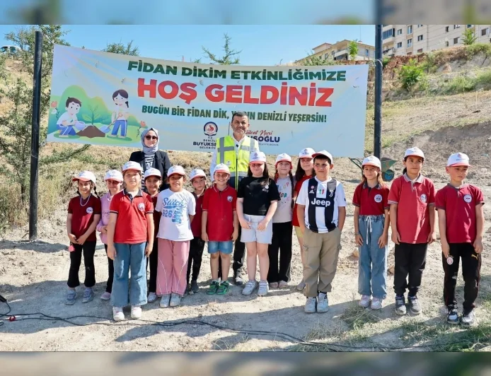 DENİZLİ BÜYÜKŞEHİR BELEDİYESİ ÇEVRE HAFTASINDA YÜZLERCE ZEYTİN FİDANINI TOPRAKLA BULUŞTURDU BAŞKAN ÇAVUŞOĞLU ÇOCUKLARLA GELECEĞE YEŞİL MİRAS BIRAKTI