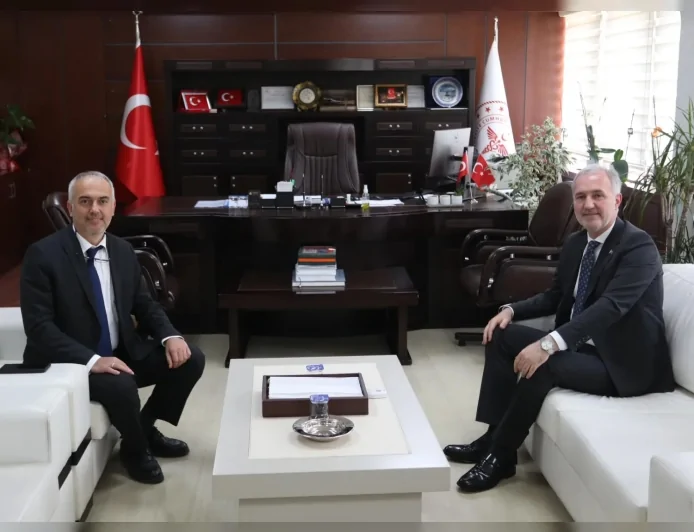İnegöl Belediye Başkanı Alper Taban Bursa İl Sağlık Müdürü Uzm. Dr. Mustafa Çetin ile ilçenin sağlık yatırımlarını ve kapasite artırımı projelerini değerlendirdi