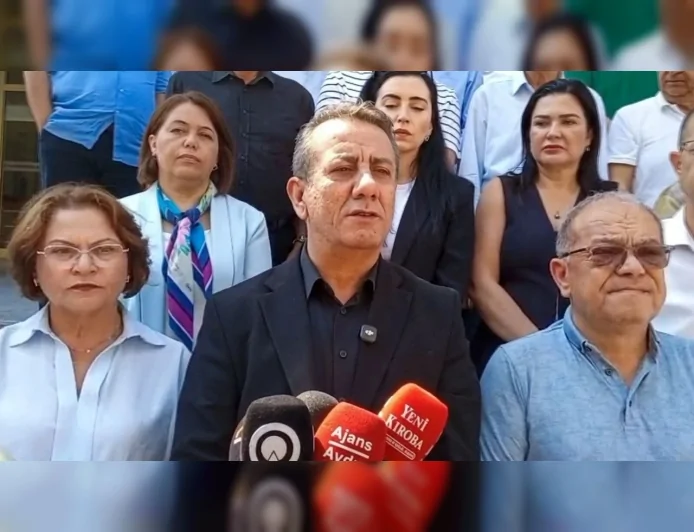 Efeler Belediye Başkanı Anıl Yetişkin meclise mikrofonla girmek isteyince zabıta ile yaşanan müdahale tartışma yarattı