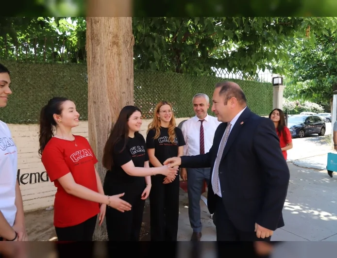 İzmir Bakırçay Üniversitesi Rektörü Prof. Dr. Rasim Akpınar üniversite sınavı öncesinde öğrencilerle kariyer ve tercih sürecini değerlendirdi