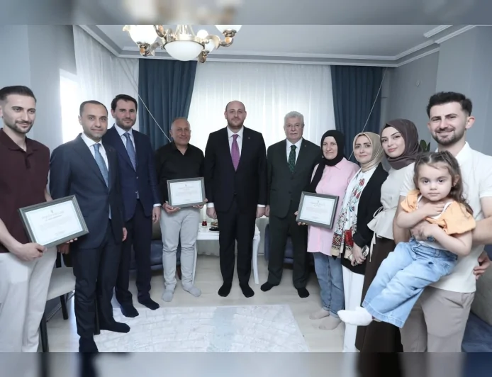 AK PARTİ GENEL BAŞKAN YARDIMCISI AHMET BÜYÜKGÜMÜŞ KOORDİNASYONUNDA 11,5 MİLYON ÜYEYE ERDOĞAN İMZALI TEŞEKKÜR BELGESİ ULAŞTIRILIYOR