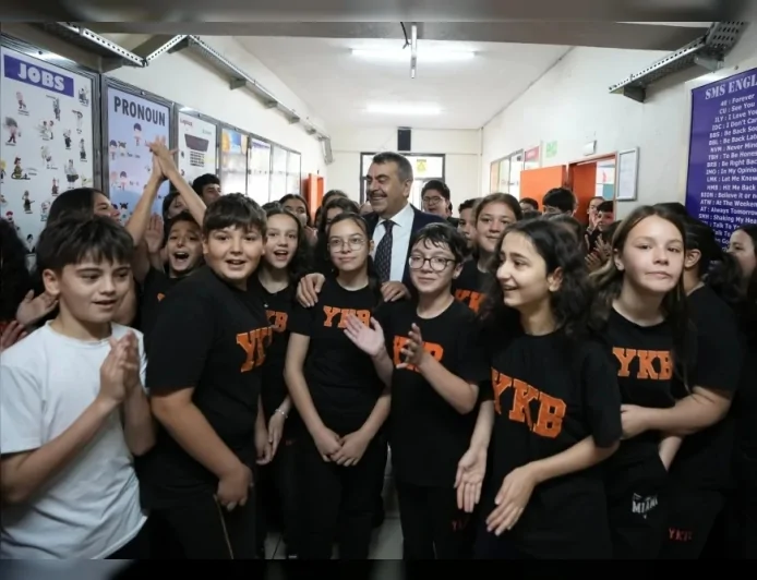 Milli Eğitim Bakanı Yusuf Tekin Bursa’da öğrencilere sürpriz yaptı, okullarda eğitimciler ve öğrencilerle bir araya geldi