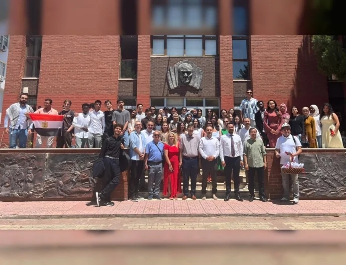 Ege Üniversitesinde Türkçe Eğitimi Alan Uluslararası Öğrenciler Sertifikalarını Alarak Mezuniyet Coşkusu Yaşadı
