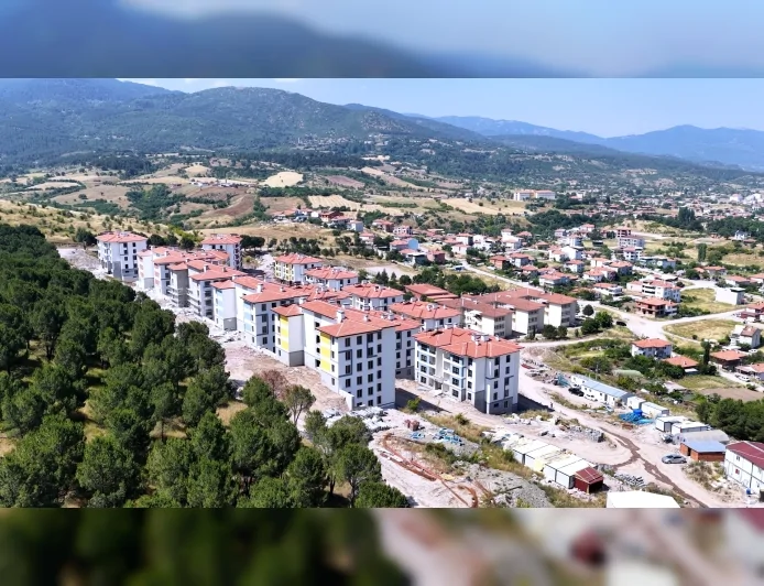 Çevre, Şehircilik ve İklim Değişikliği Bakanı Murat Kurum: “Sındırgı’da Depremzede Vatandaşlarımızın Yüzünü Güldürüyoruz”