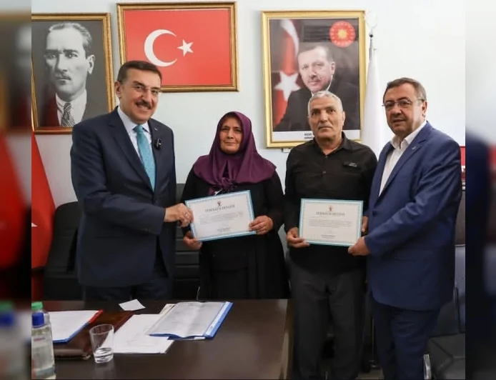 AK Parti Malatya Milletvekili Bülent Tüfenkci ve AK Parti İl Başkanı Ali Bakan Yazıhan’da Teşkilat Mensuplarına Teşekkür Belgelerini Takdim Etti