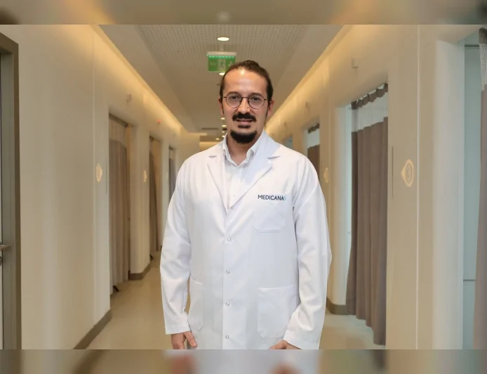 Doç. Dr. Eralp Kaçmaz: “Yanlış telefon kullanımı omurgaya binen yükü 30 kiloya çıkarabiliyor”
