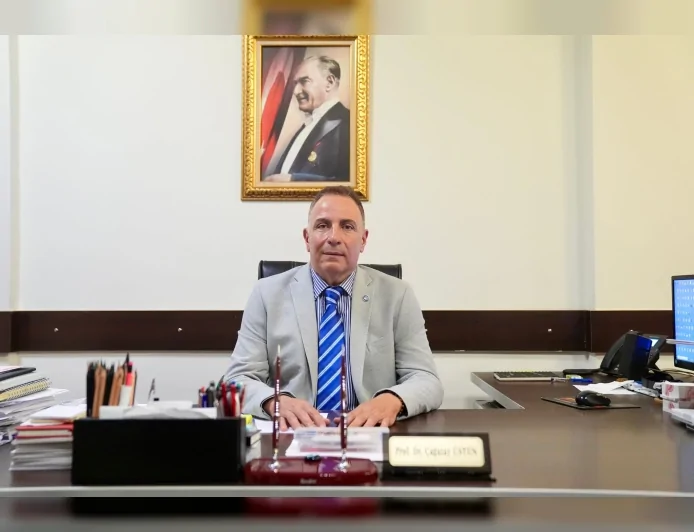 Ege Üniversitesi Tıp Fakültesi Tıp Tarihi ve Etik Anabilim Dalı Başkanı Prof. Dr. Çağatay Üstün: “Yapay zekânın güvenli kullanımına rehberlik edecek eğitici materyaller hazırlamayı hedefliyoruz”