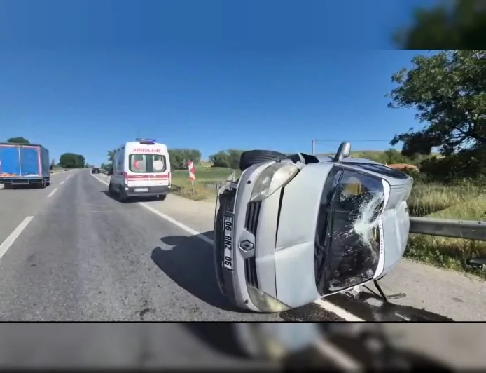 Çorum'da Eskice Köyü Kavşağı'nda kontrolden çıkarak devrilen otomobilde 1 kişi yaralandı