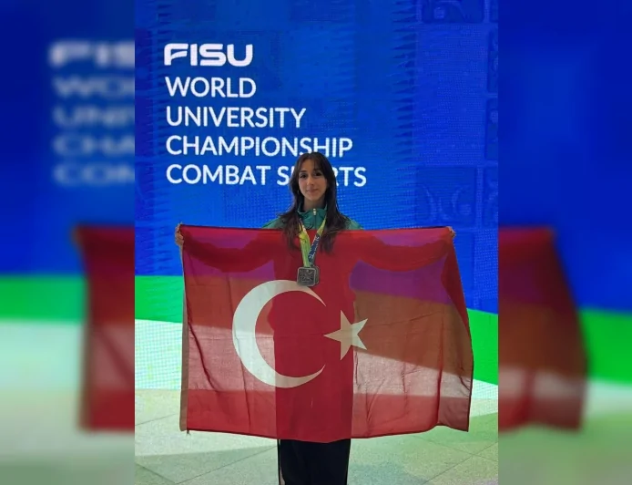 Ege Üniversitesi Öğrencisi Liyne Nisa Akgül: “Ay yıldızlı bayrağımızı ve okulumu kürsüye taşımanın gururunu yaşıyorum”