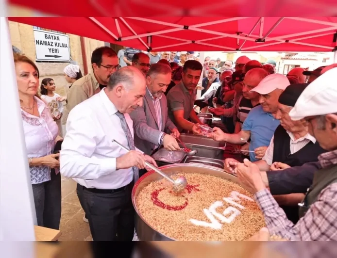Çorum Valisi Ali Çalgan Muharrem Ayı Dolayısıyla Düzenlenen Aşure Programında Vatandaşlarla Buluştu