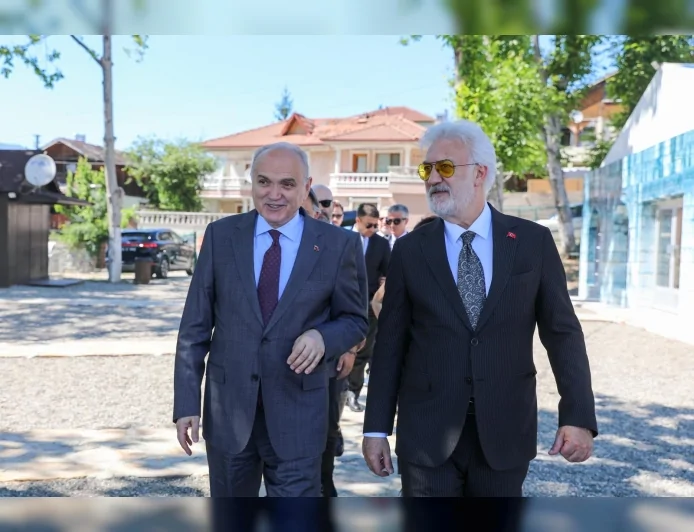 TAMER KARADAĞLI: "KONURALP ANTİK TİYATROSU GERÇEK BİR HAZİNE"