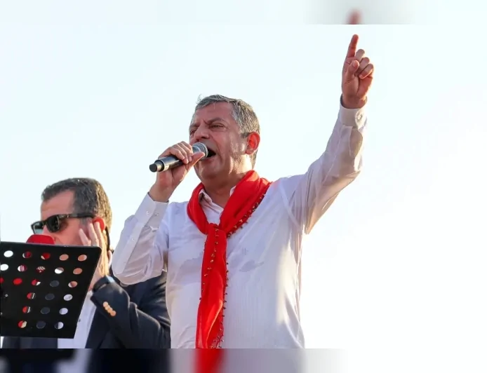 CHP LİDERİ ÖZGÜR ÖZEL: “MİLLET İKTİDARI DEĞİŞTİRMEK İÇİN YOLA ÇIKMIŞ, ÖNÜMÜZDEN ÇEKİLİN, ÖNÜNDE DURAN MİLLET TARAFINDAN EZİLİR”