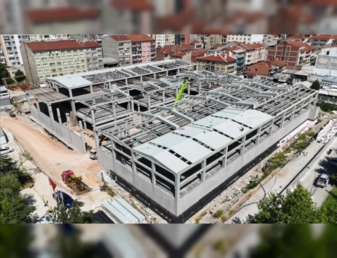 Eskişehir’de Kurtuluş Kapalı Pazar Yeri Projesinde Çatı ve Elektrik Tesisatı Çalışmaları Başladı