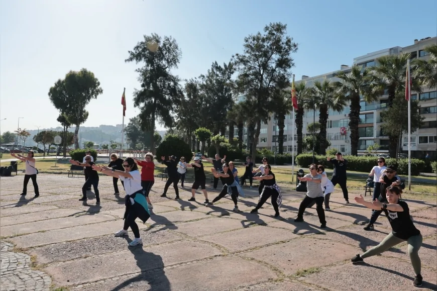 Konak Belediyesi’nin Açık Havada Sabah Sporu Etkinliği Kentin Sekiz Noktasında Yoğun İlgi Görüyor