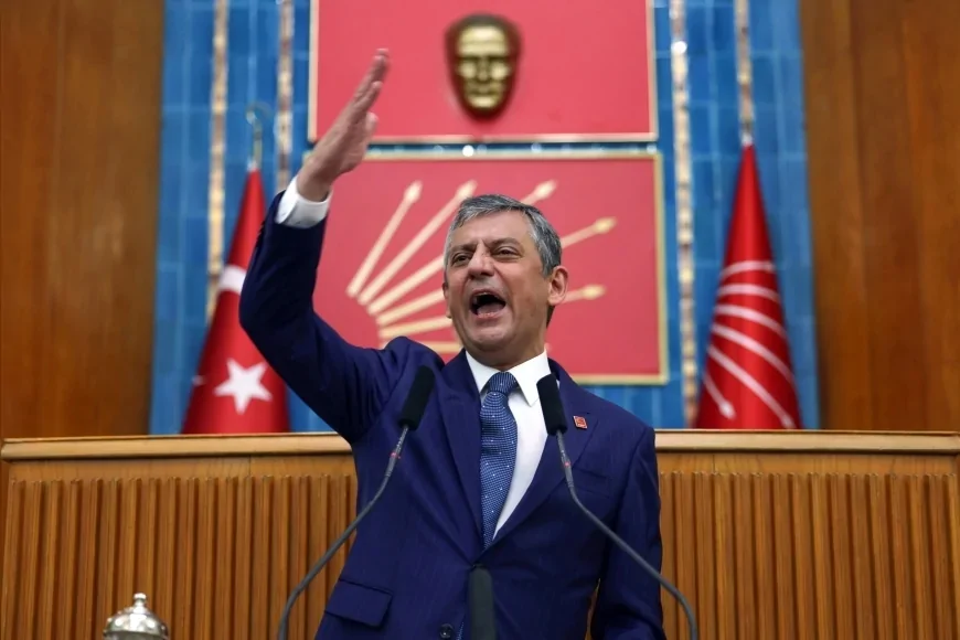 CHP LİDERİ ÖZGÜR ÖZEL: “KARA DÜZENİ VE O KARA DÜZENLE İŞBİRLİĞİ YAPANLARI ARKAMIZDA BIRAKARAK MİLLETLE İKTİDAR YÜRÜYÜŞÜNE BAŞLADIK”
