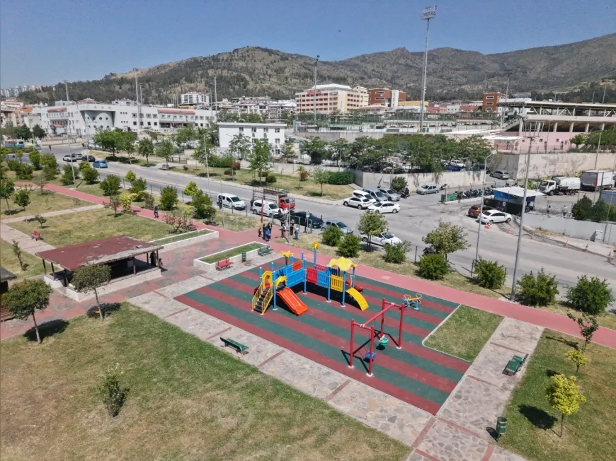 Karşıyaka Belediyesi Park Hamlesi Kapsamında 31 Parkı Yenileyerek İlçe Genelinde Yeşil Alanları Modern Görünüme Kavuşturdu