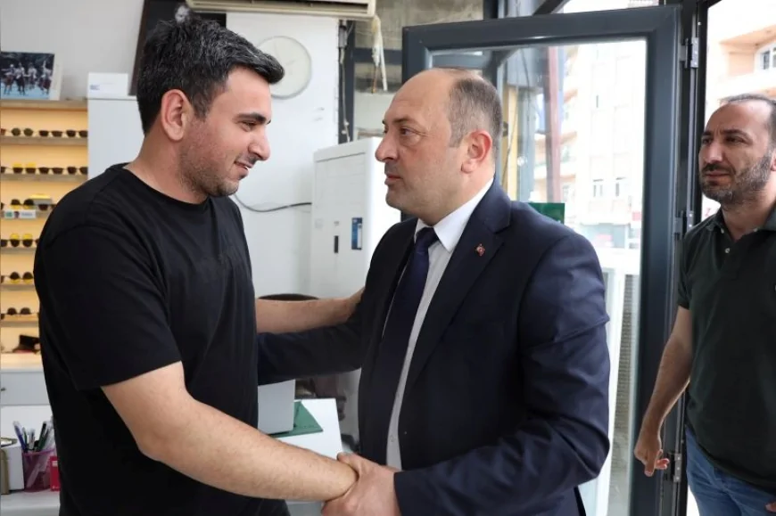 Geyve Belediye Başkanı Selçuk Yıldız 1 Haziran Gözlükçüler ve Optisyenler Günü’nde İlçedeki Optisyenlerle Buluştu