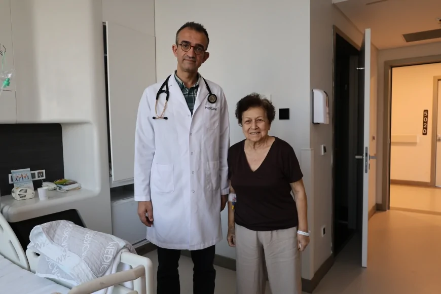 Prof. Dr. Akar Yılmaz: “80 Yaşındaki Hastaya Göğüs Açılmadan Mitral Kapak Müdahalesi Uyguladık”