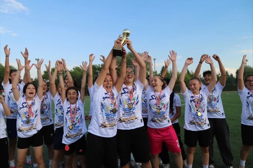 Eskişehir Büyükşehir Spor Kulübü Bölgenin İlk U15 Genç Kızlar Gelişim Ligi Şampiyonu Oldu