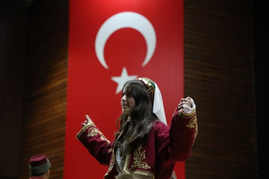 Edremit Belediyesi Bağlama Atölyesi Kursiyerleri Şükrü Tunar Kültür Merkezi’nde Müzik Dinletisiyle Sahne Aldı