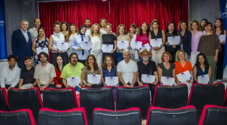 İzmir Gazeteciler Cemiyeti eğitim programını tamamlayan 82 gazeteci sertifika aldı
