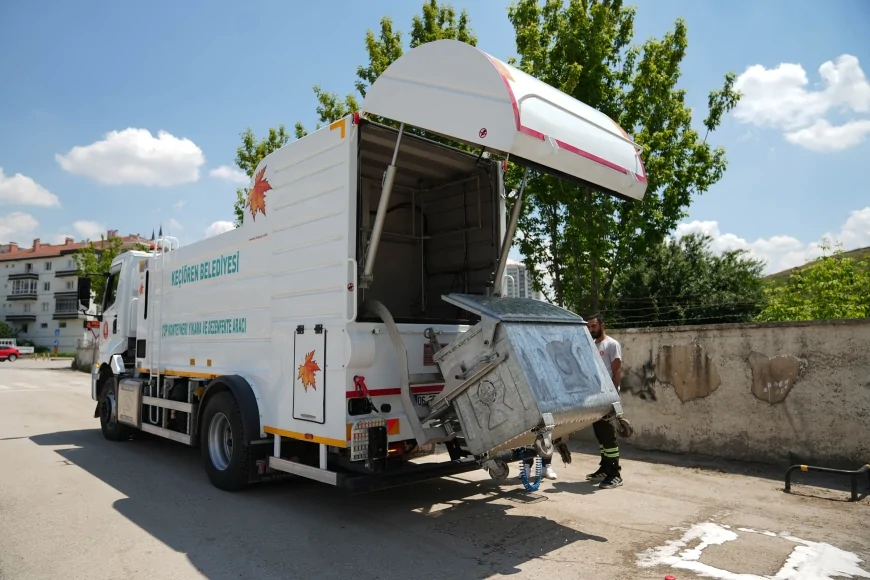Keçiören’de Çöp Konteynerleri Özel Araçlarla Yıkanarak Düzenli Olarak Dezenfekte Ediliyor
