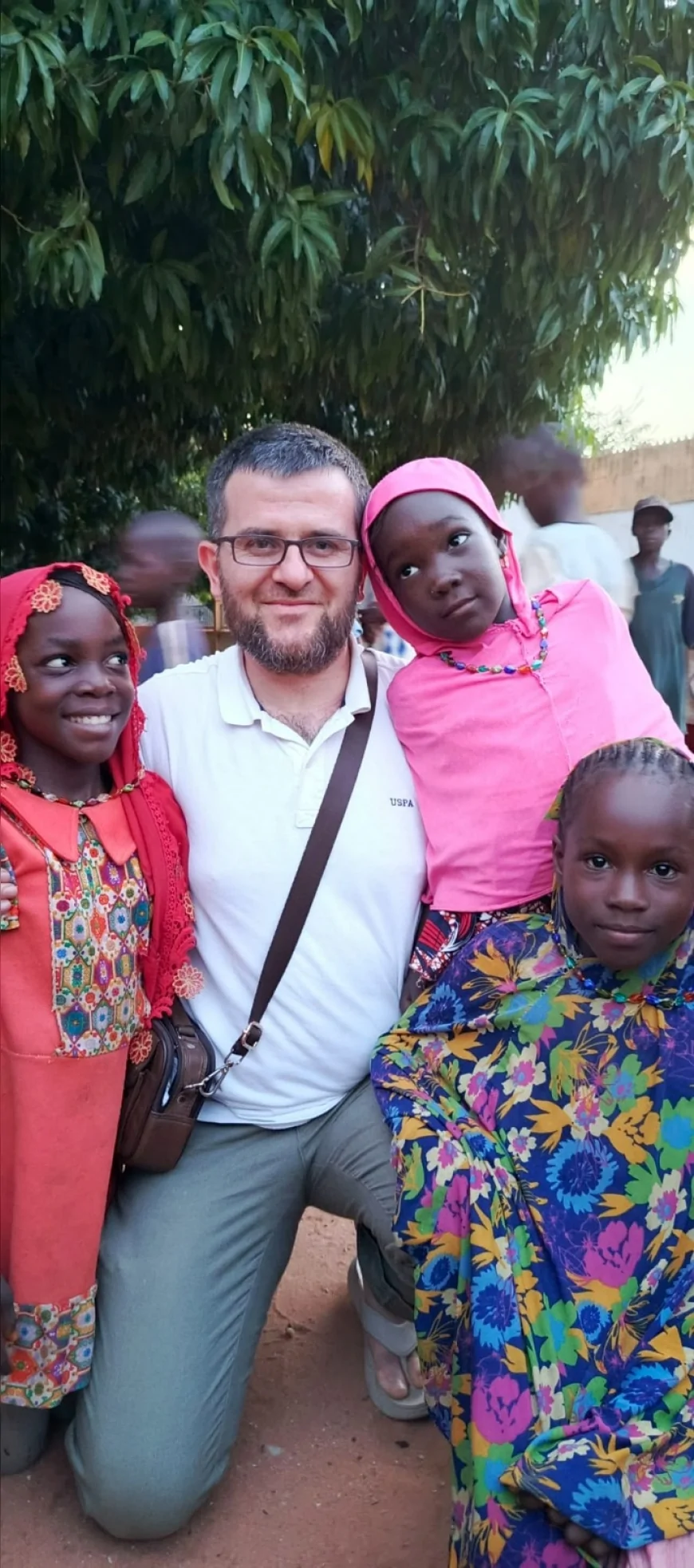 İstanbul’daki Öğrencilerin Emanetleri Kamerun’da Yetimlere ve İhtiyaç Sahiplerine Ulaştı