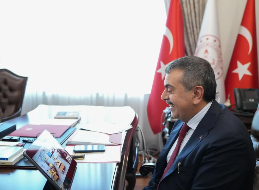 Millî Eğitim Bakanı Yusuf Tekin: “İyi ki bana mektup yazdınız” diyerek Rize’deki ilkokul öğrencilerine sürpriz yaptı