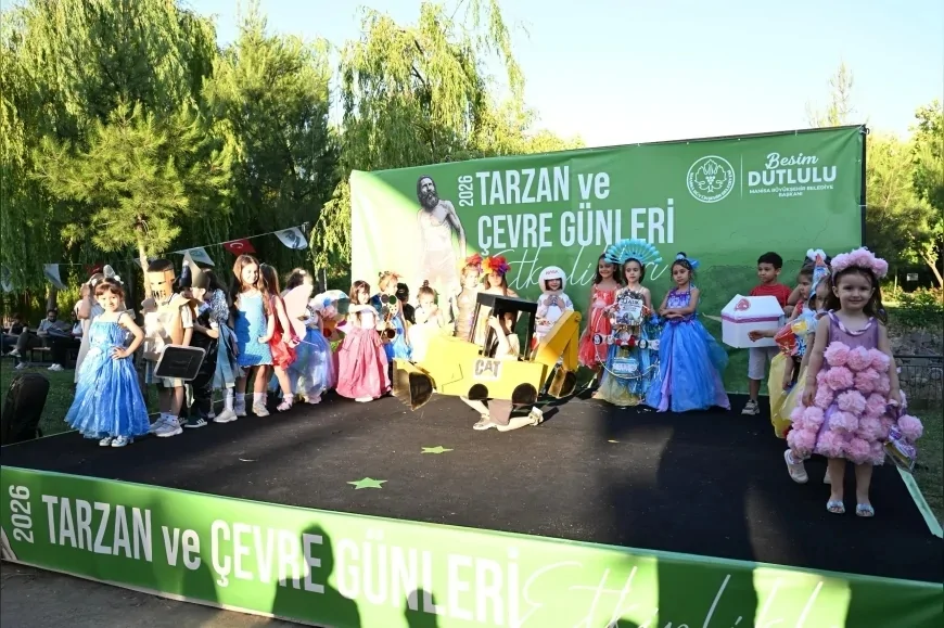 Manisa’da Minikler Geri Dönüşüm Malzemelerinden Tasarladıkları Kıyafetlerle Podyuma Çıktı