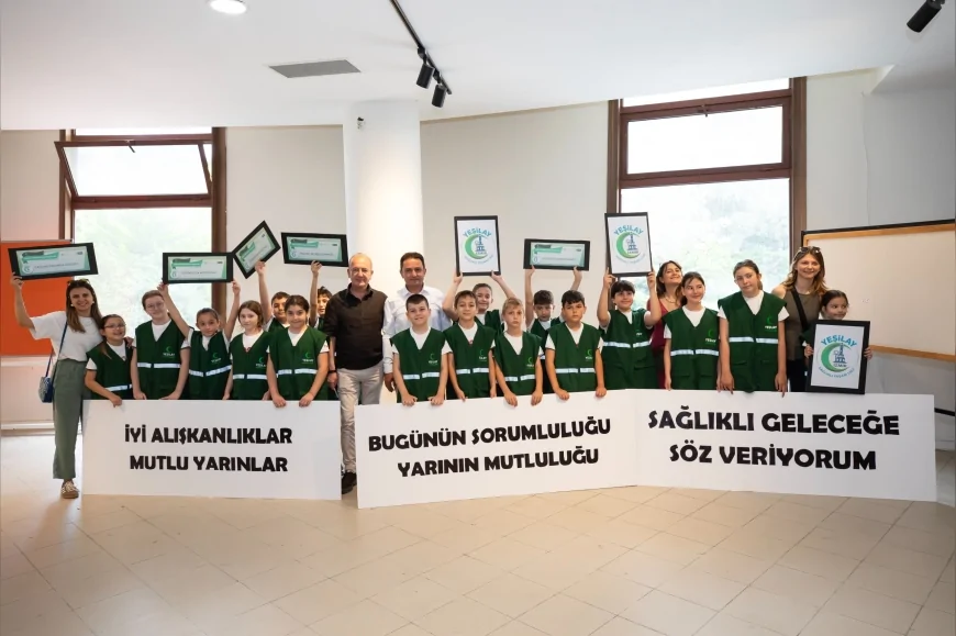 Narlıdere’de Çocuklar Geri Dönüşüm Kıyafetleriyle Çevre İçin Farkındalık Mesajı Verdi