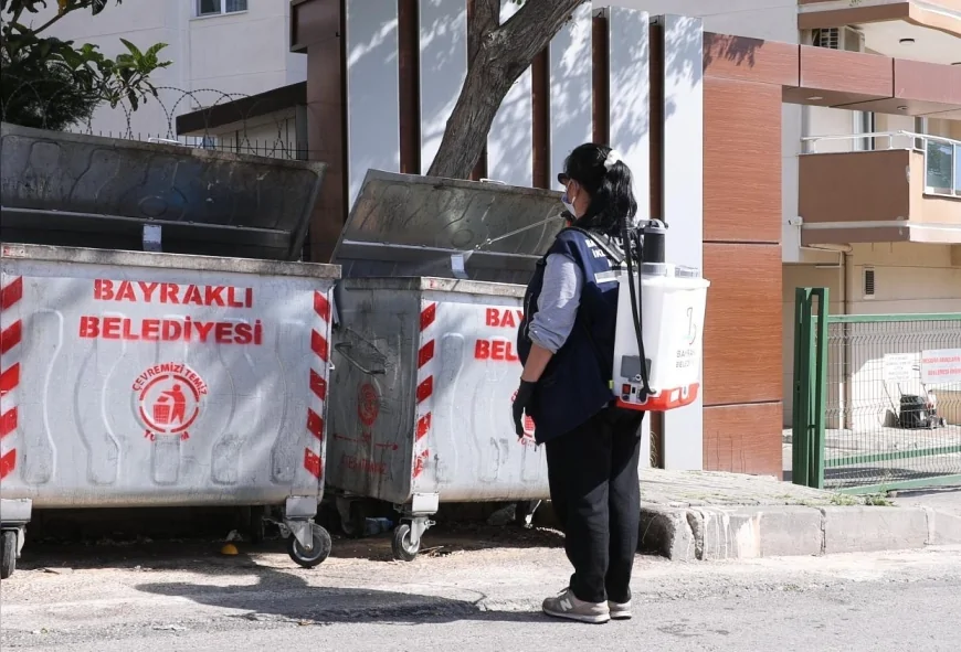 BAYRAKLI BELEDİYESİ 25 MAHALLEDE YAZ BOYUNCA İLAÇLAMA ÇALIŞMALARINI YOĞUNLAŞTIRDI
