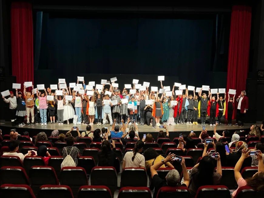 Aydın Büyükşehir Belediyesi Yaratıcı Drama Atölyesi Öğrencilerinden Yıl Sonunda Ayakta Alkışlanan Gösteri