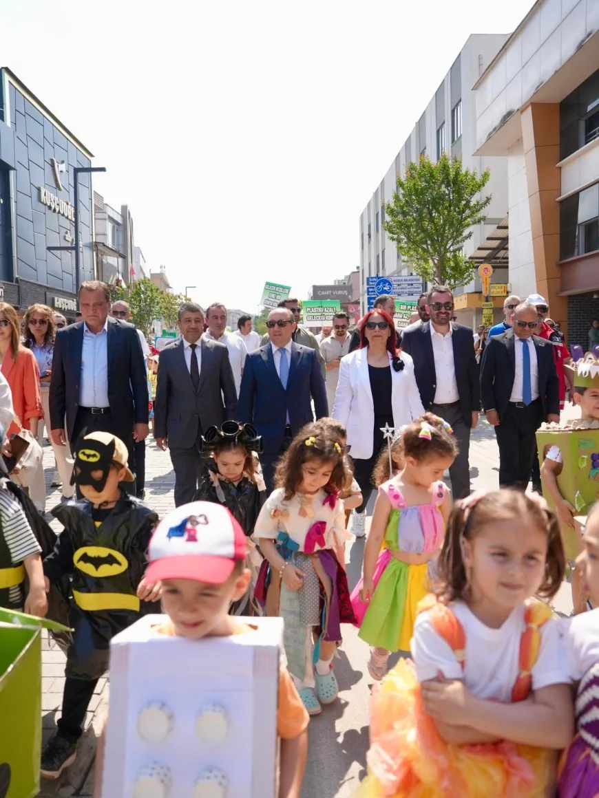 DÜZCE’DE DÜNYA ÇEVRE GÜNÜ VE TÜRKİYE ÇEVRE HAFTASI KAPSAMINDA ATIK PİL YARIŞMASI ÖDÜL TÖRENİ VE KORTEJ YÜRÜYÜŞÜ GERÇEKLEŞTİRİLDİ