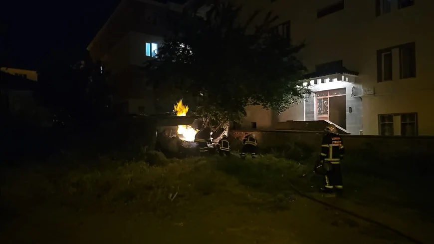 Çorum'da Park Halindeki Otomobil Alevlere Teslim Oldu Yangının Nedeni Araştırılıyor