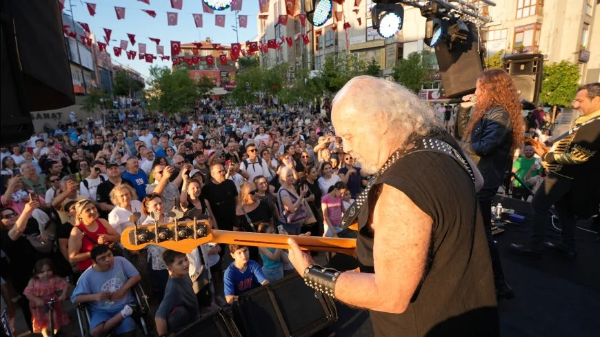 Maltepe Plak Günleri’nde Nostalji Rüzgârı Esti, Kurtalan Ekspres Müzikseverlerle Buluştu