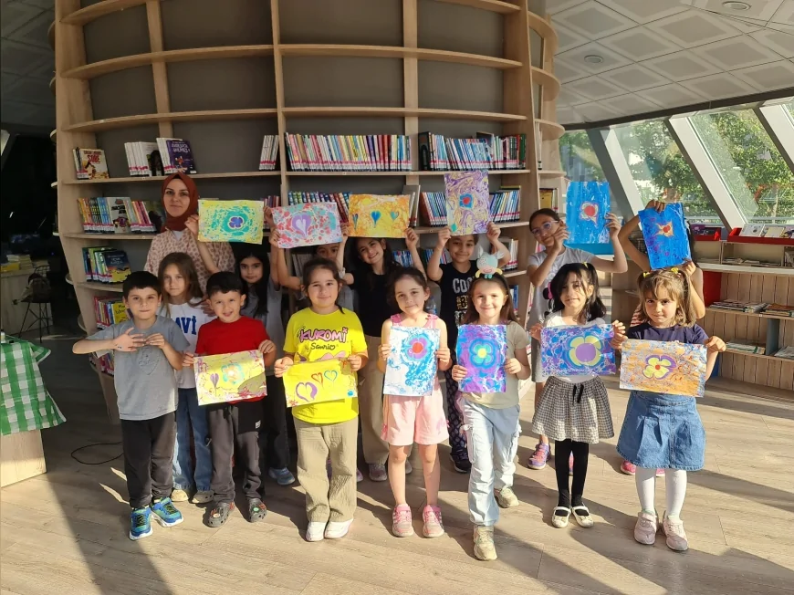 Başiskele Çocuk Kütüphanesi’nde Düzenlenen Ebru Atölyesi Minikleri Geleneksel Sanatla Buluşturdu