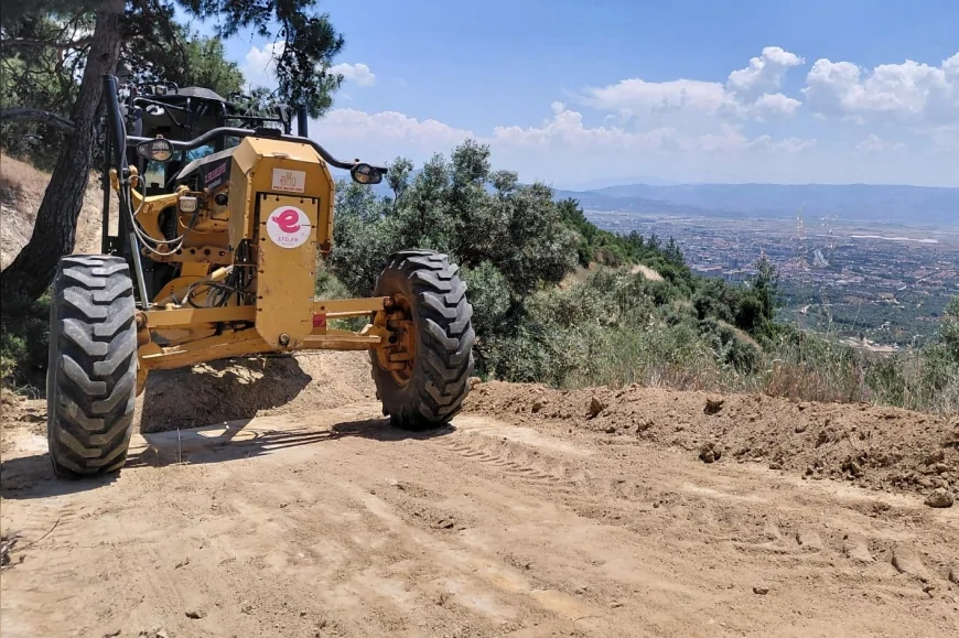 Efeler Belediyesi Kırsal Mahallelerde Yol Temizliği ve Tesviye Çalışmalarıyla Üreticinin Ulaşımını Kolaylaştırıyor
