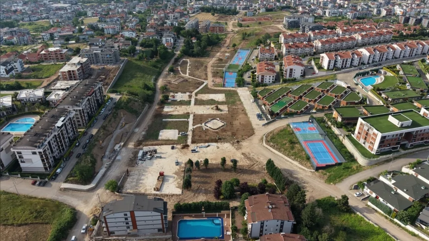 Başiskele’de Yeşilyurt Millet Bahçesi’nde Çocuklara Yönelik İnteraktif Oyun Gruplarının Montajı Başladı