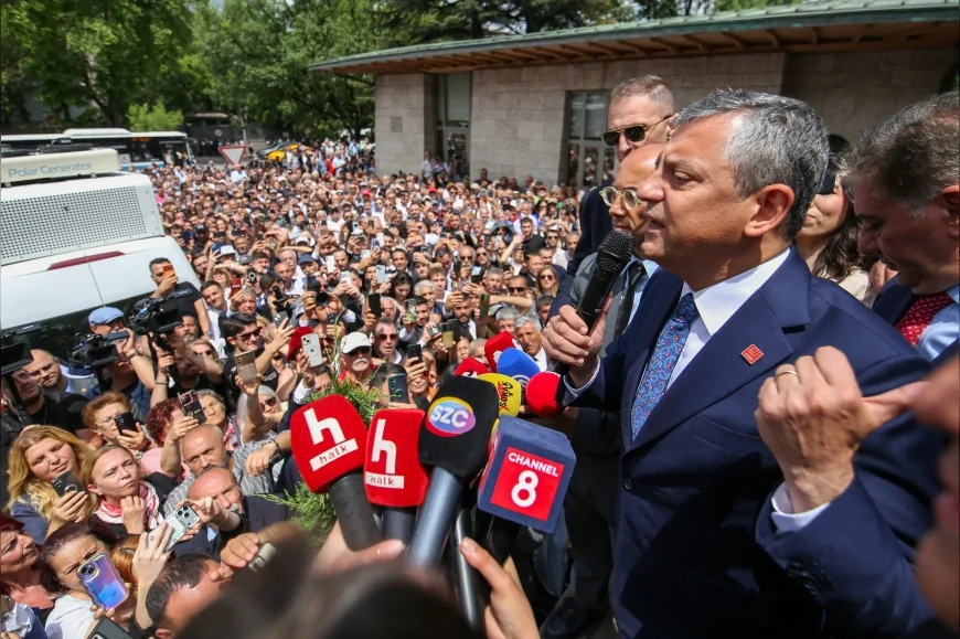 CHP Lideri Özgür Özel, TBMM Dikmen Kapısında Bekleyen Vatandaşlara Hitap Etti