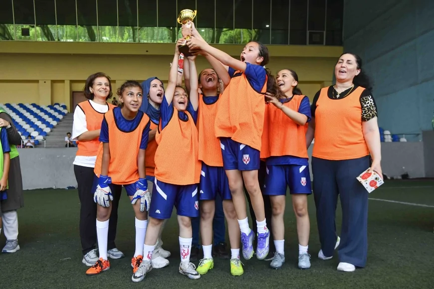 Ankara Büyükşehir Belediyesi FOMGET’in Anne-Kız Futbol Turnuvası’nda anneler ve kızları aynı takımda sahaya çıktı