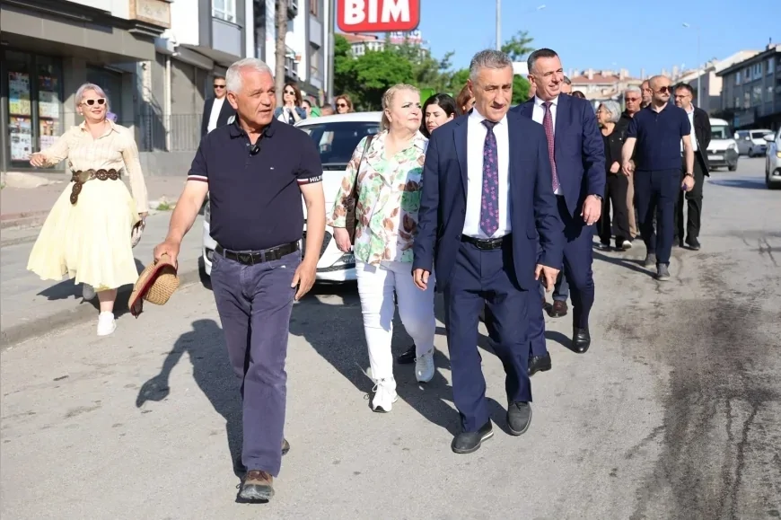 Mamak Belediye Başkanı Veli Gündüz Şahin Kısa Mesafelerde Yürüyüş Çağrısı Yaparak Belediyeye Yaya Olarak Geldi