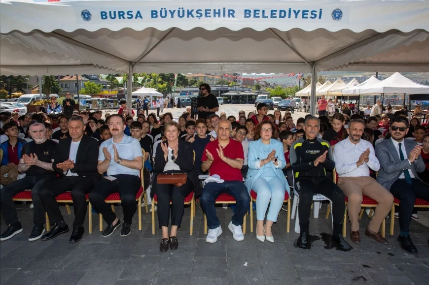 Bursa Büyükşehir Belediyesi Gemlik İskelesi’nde Deniz Dibi Temizliği Gerçekleştirdi