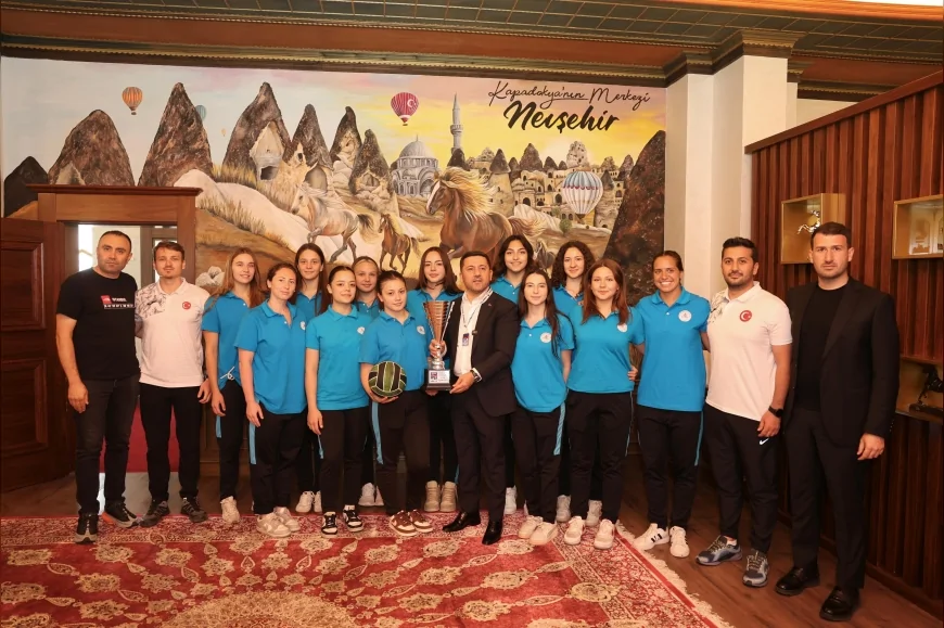 Nevşehir Belediyesi Kadın Sutopu Takımının Türkiye Üçüncülüğü Sonrası Nevşehir Belediye Başkanı Rasim Arı’ya Ziyaret Gerçekleştirildi